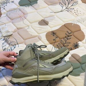 Altra Women’s Lone Peaks Hiking Boots Wide 9.5